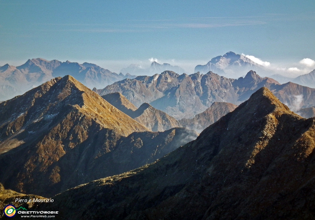 82 In primo piano Pizzo Alto  seguito dal Pizzo Rotondo, Arera nello sfondo.JPG